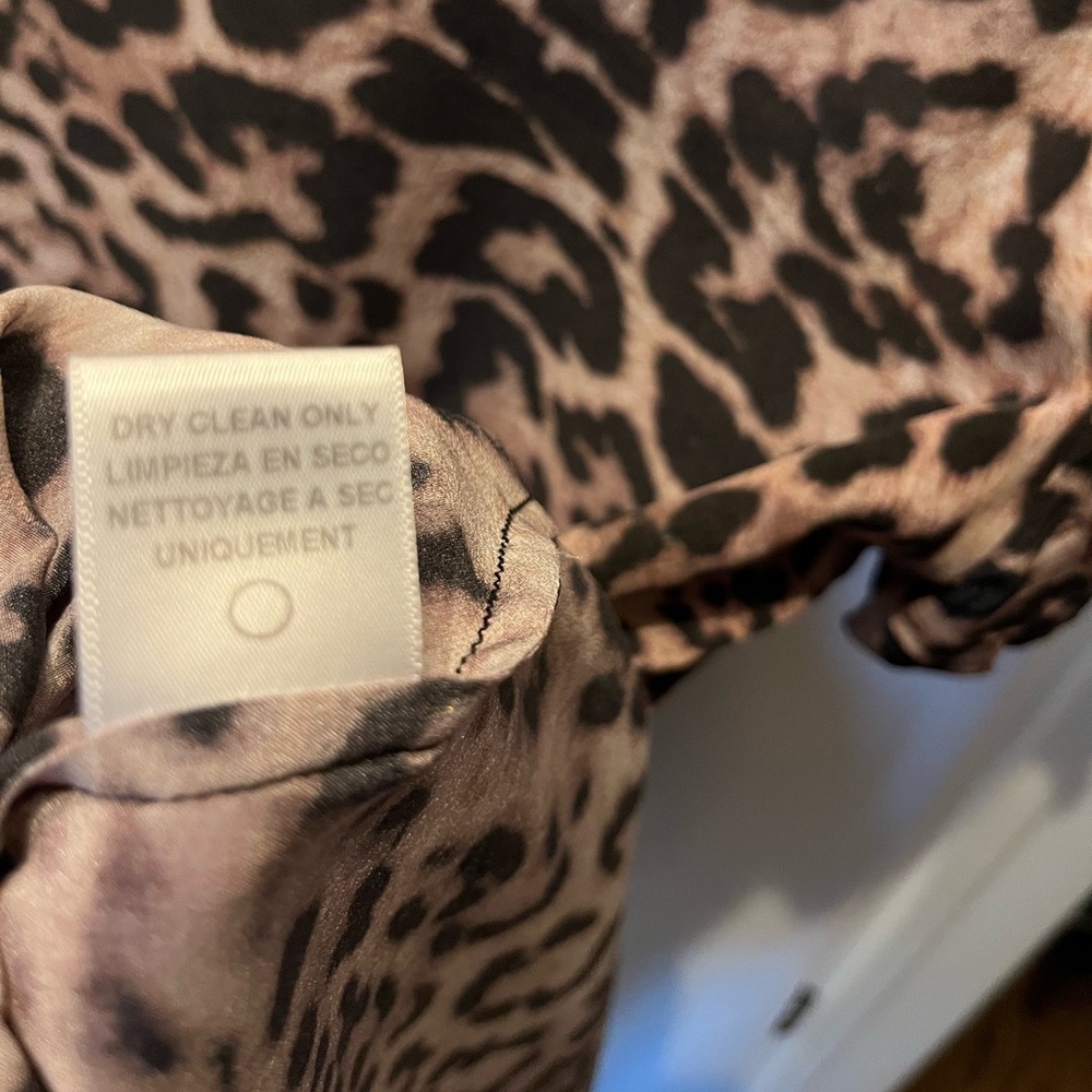 Lavender Brown Silk Short Sleeve Leopard Print Crewneck Top, XS - Picture 4 of 5